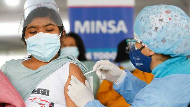 El Minsa calcula que alrededor de 600 mil adolescentes no recibieron la vacuna contra la covid-19.