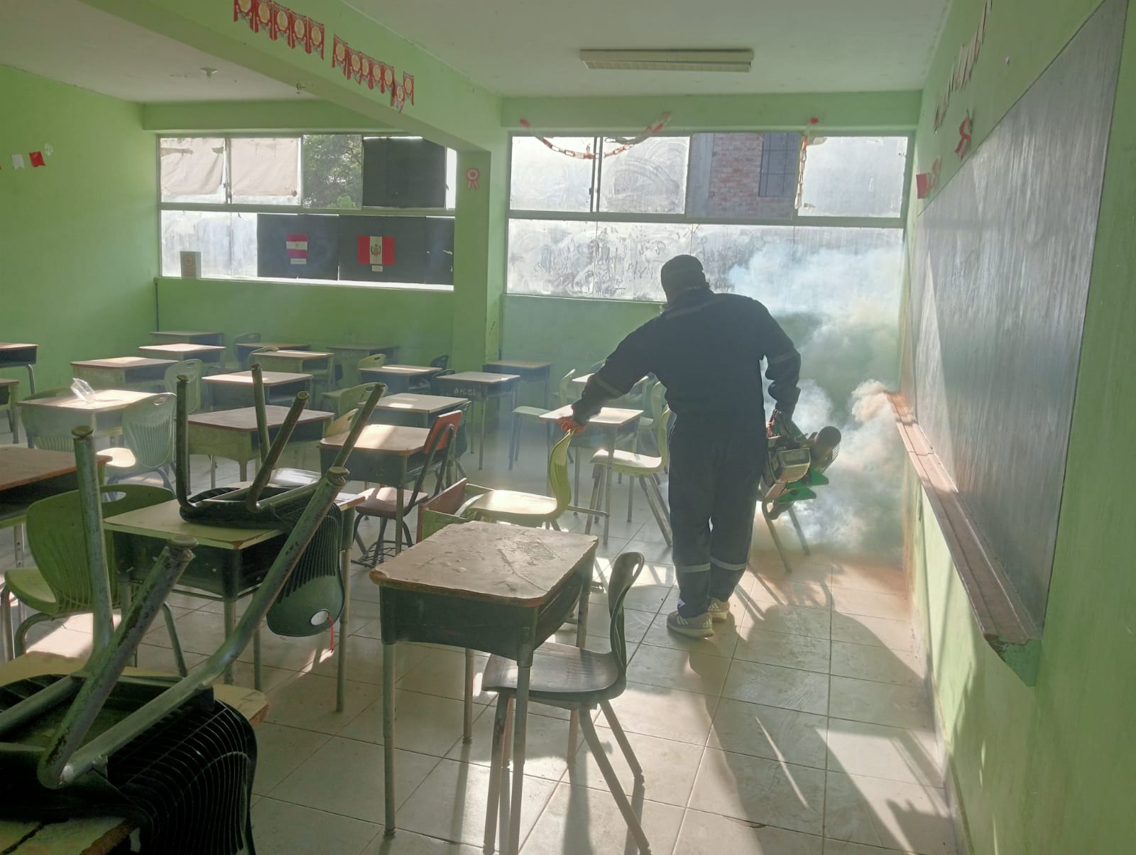 Fumigan colegios en Piura antes del inicio del año escolar.